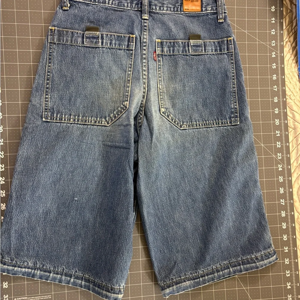 Levis reposhing this